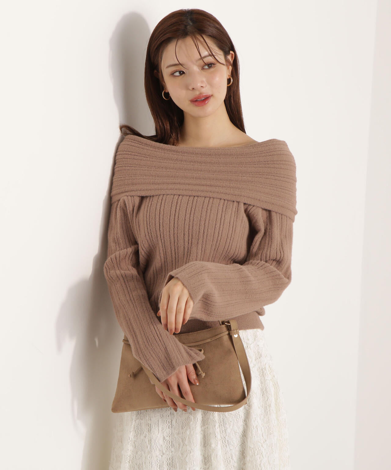 【加藤栞さん着用】ランダムリブオフショルニット