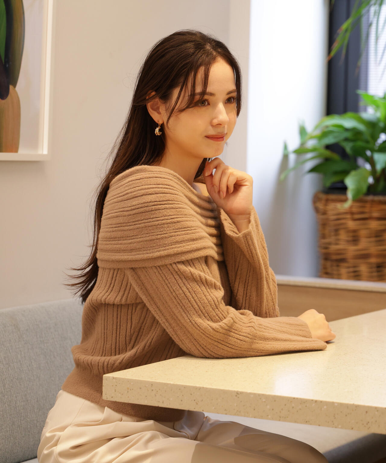 【加藤栞さん着用】ランダムリブオフショルニット