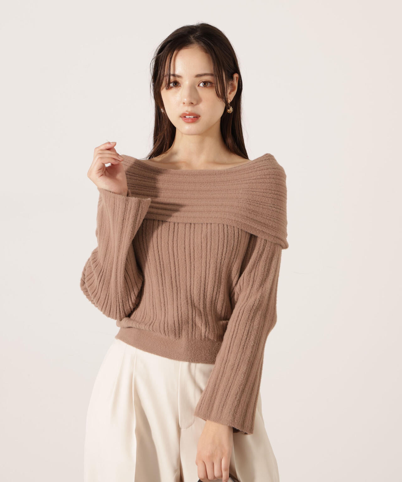 【加藤栞さん着用】ランダムリブオフショルニット