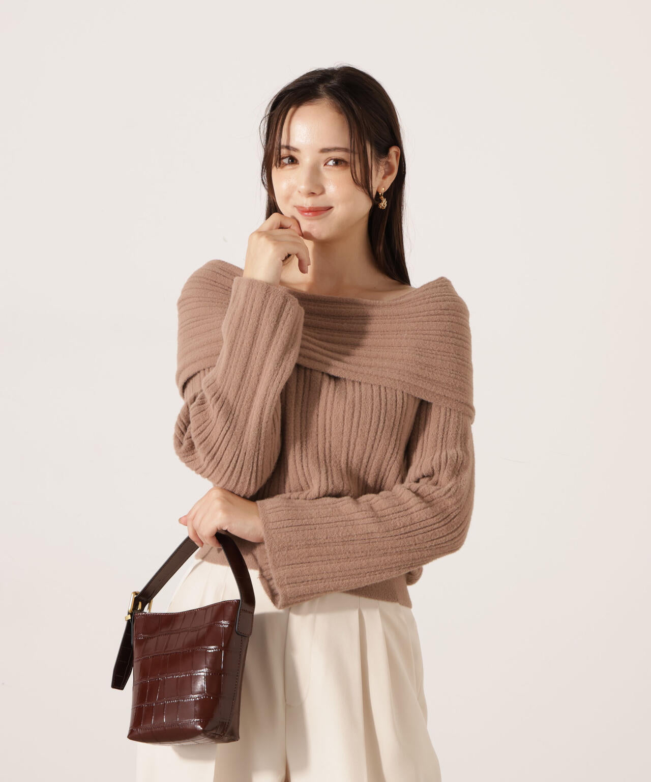 【加藤栞さん着用】ランダムリブオフショルニット