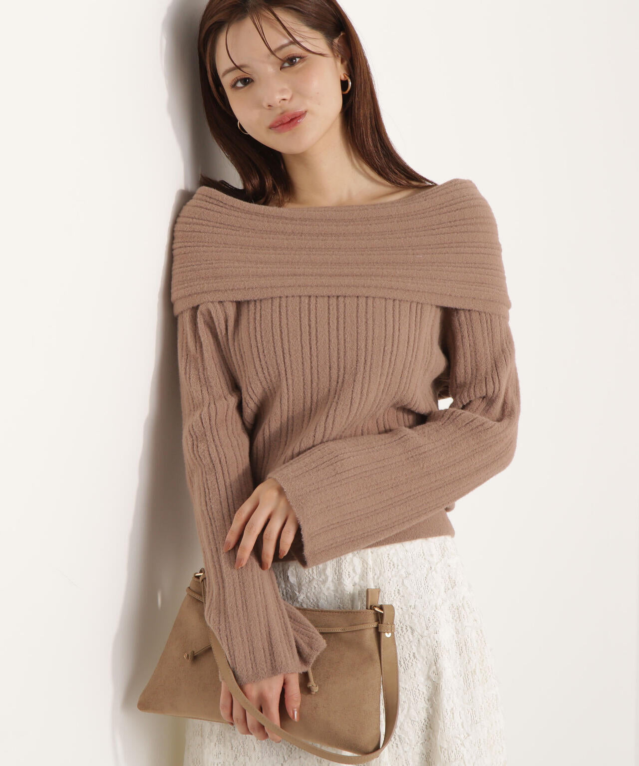 【加藤栞さん着用】ランダムリブオフショルニット