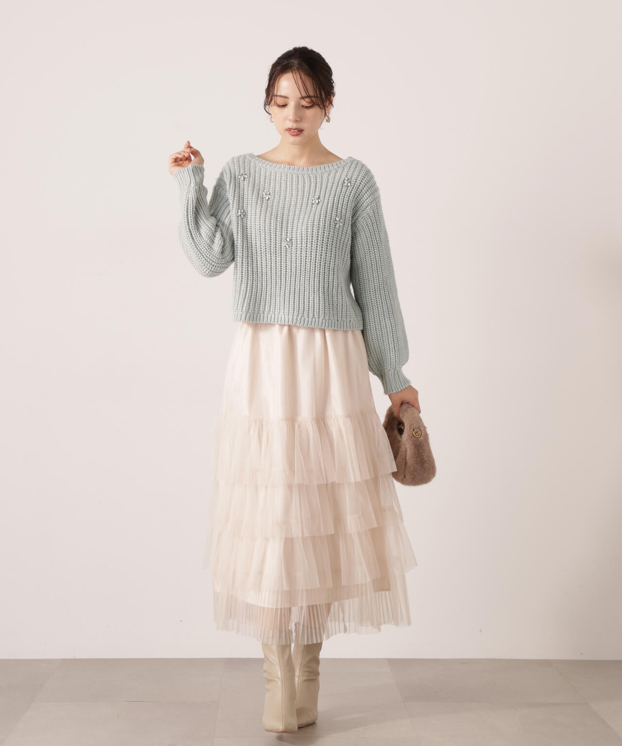 【加藤栞さん着用】ビジュー付畔ニット