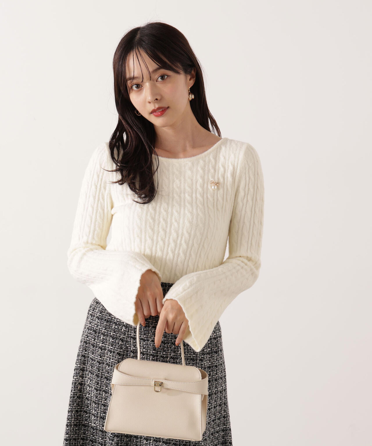 チャーム付きミニケーブルニット