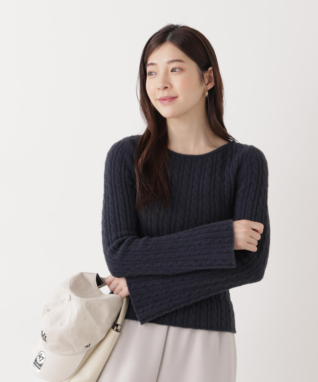 チャーム付きミニケーブルニット