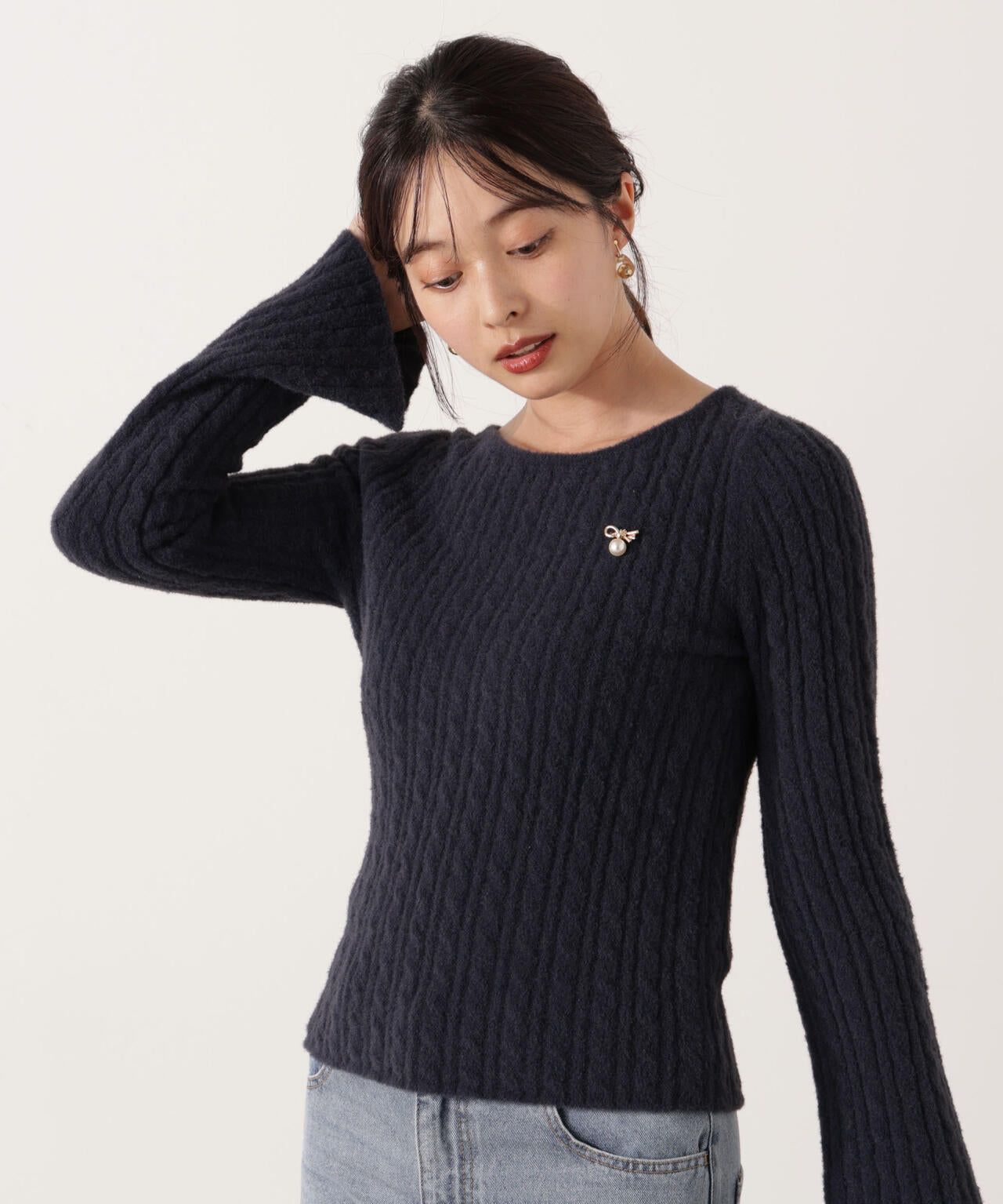 チャーム付きミニケーブルニット