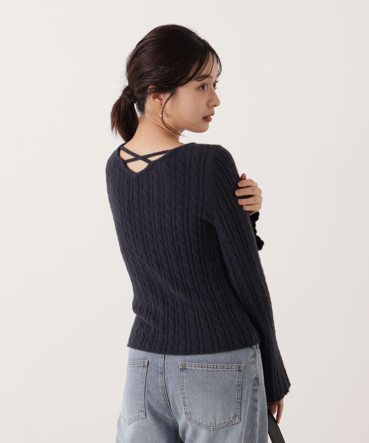 チャーム付きミニケーブルニット