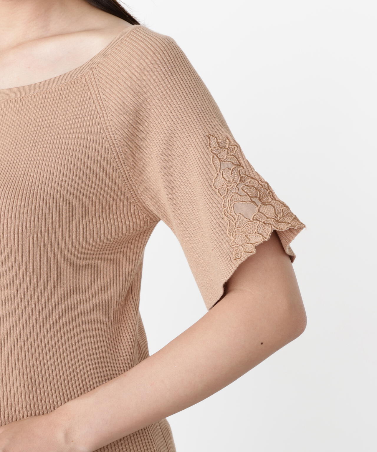 エンブロイダリースリーブニット