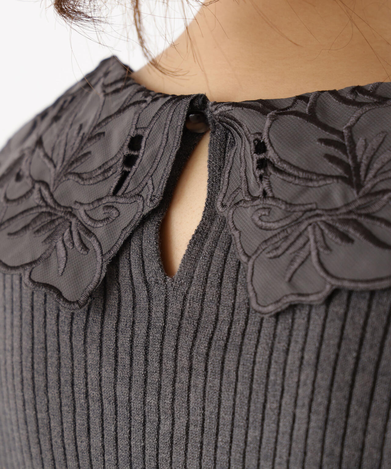 レース襟付きニット