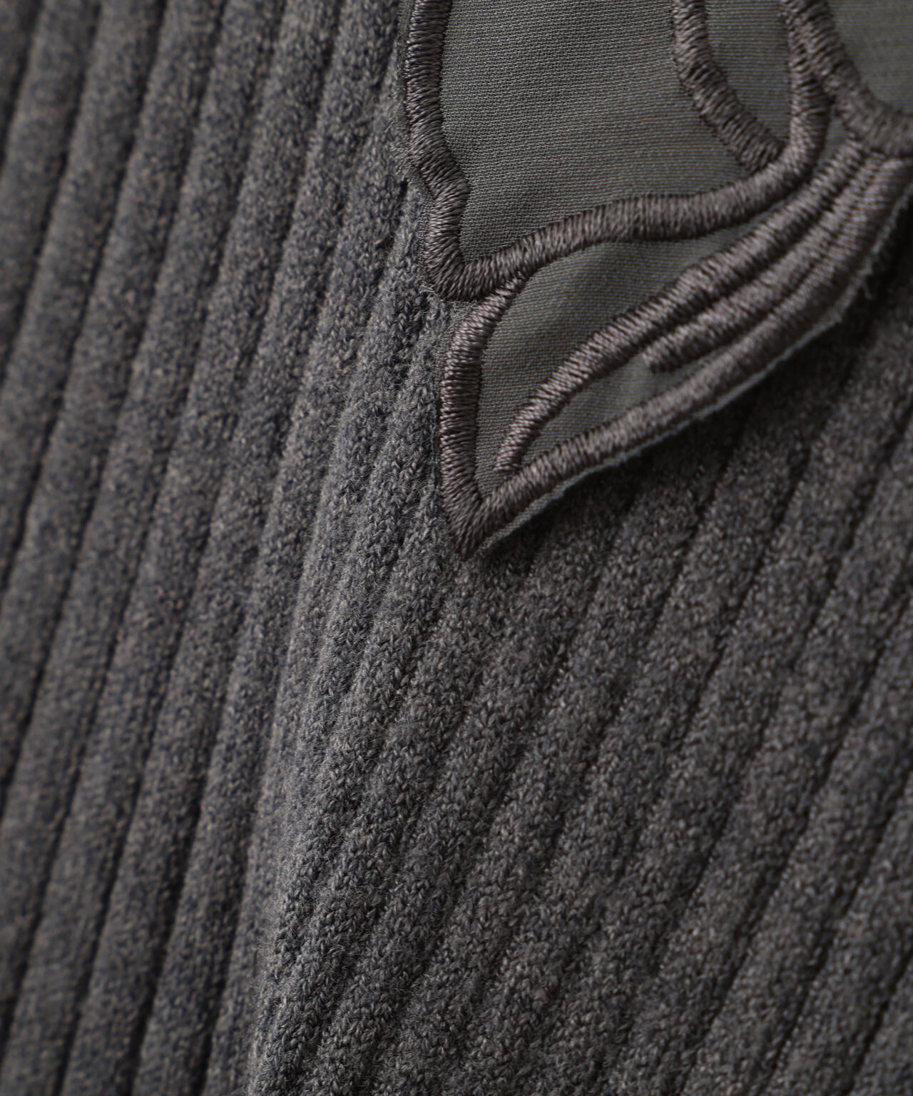 レース襟付きニット