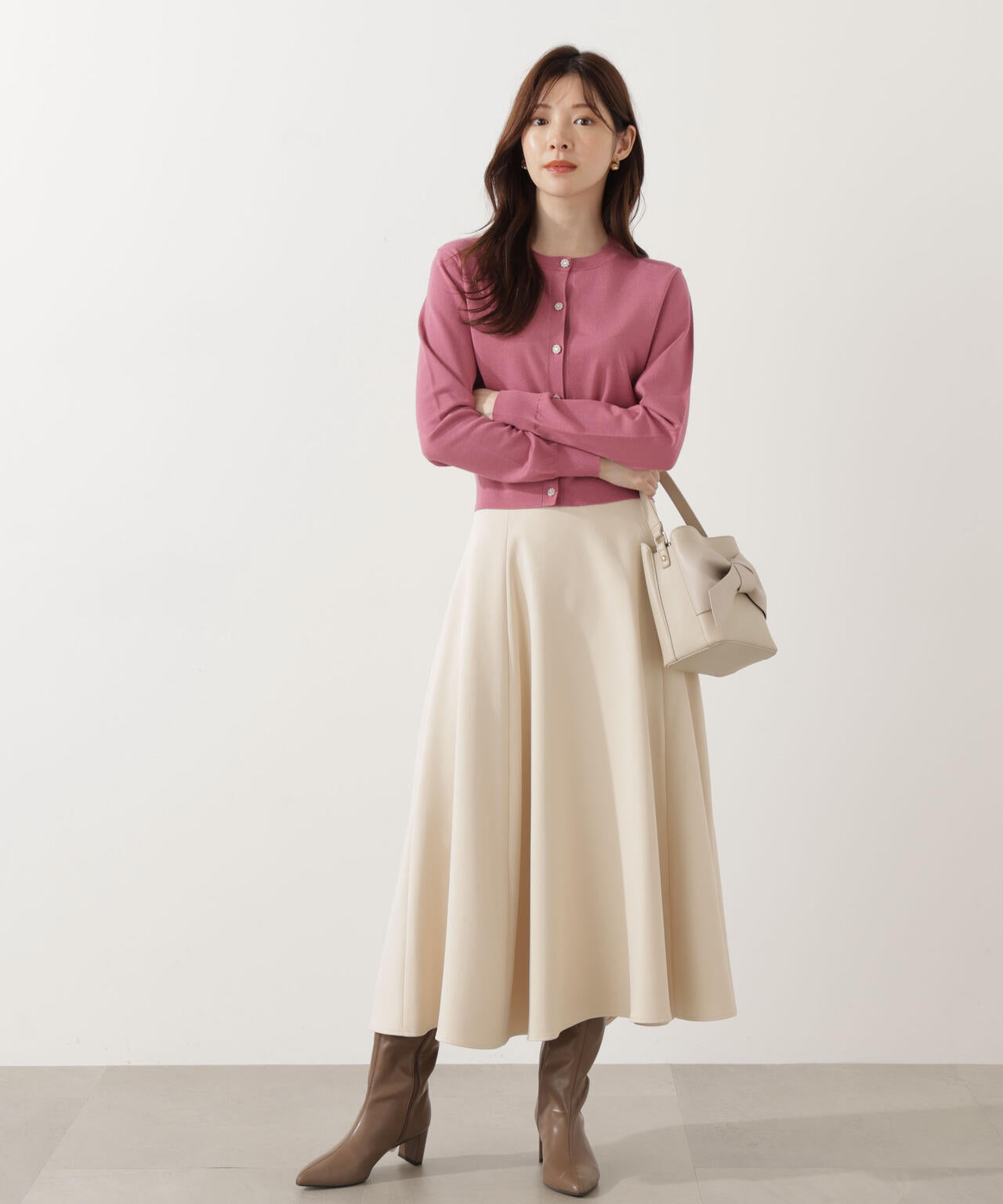 美品　レオナール　高級　薄手カーディガン　羽織り　ピンク　黒 LEONARD（カーディガン ・ ピンク/桃色系）のフリマアイテム一覧