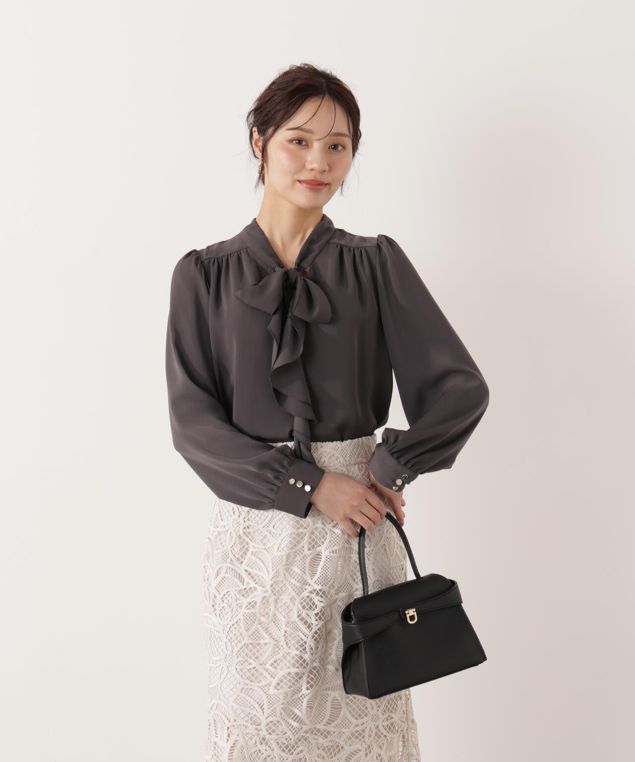 ＜ウォッシャブル＞ラッフルリボンブラウス