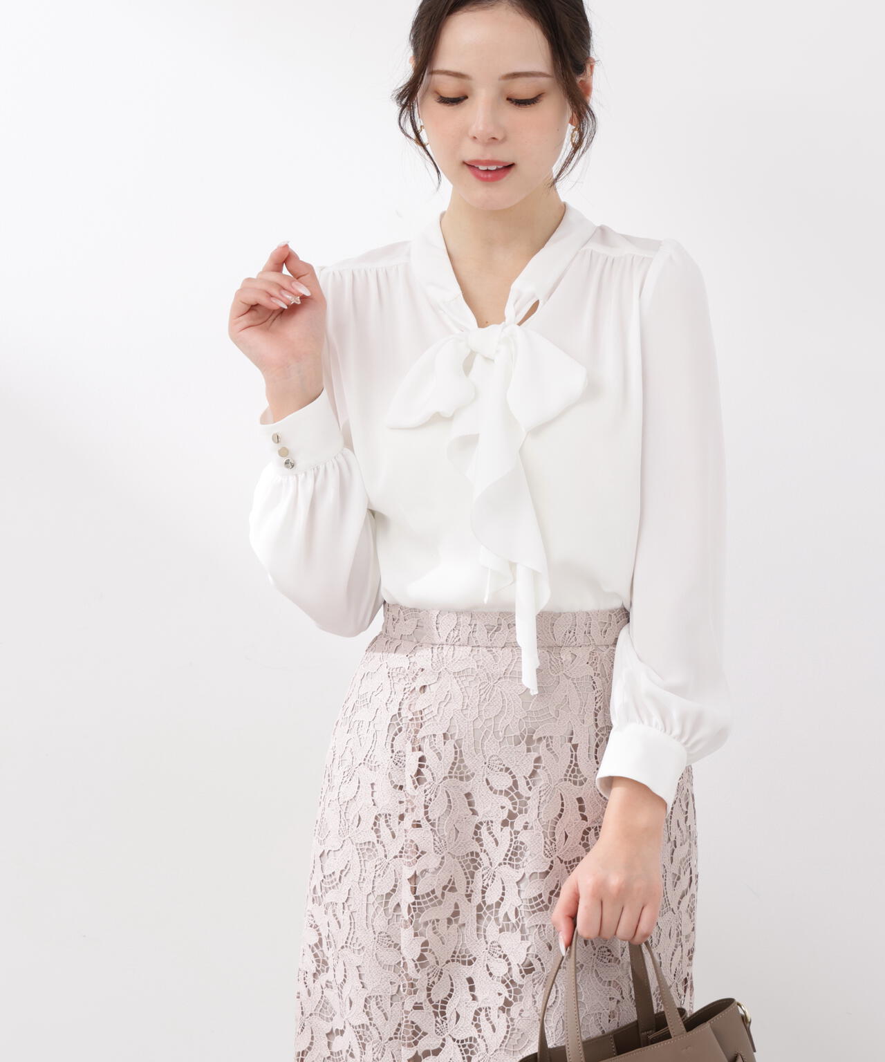 ＜ウォッシャブル＞ラッフルリボンブラウス