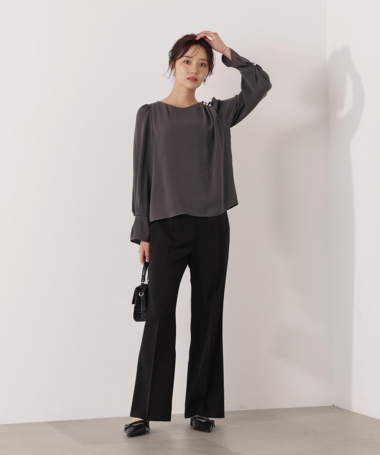 パール付きニュアンスネックブラウス