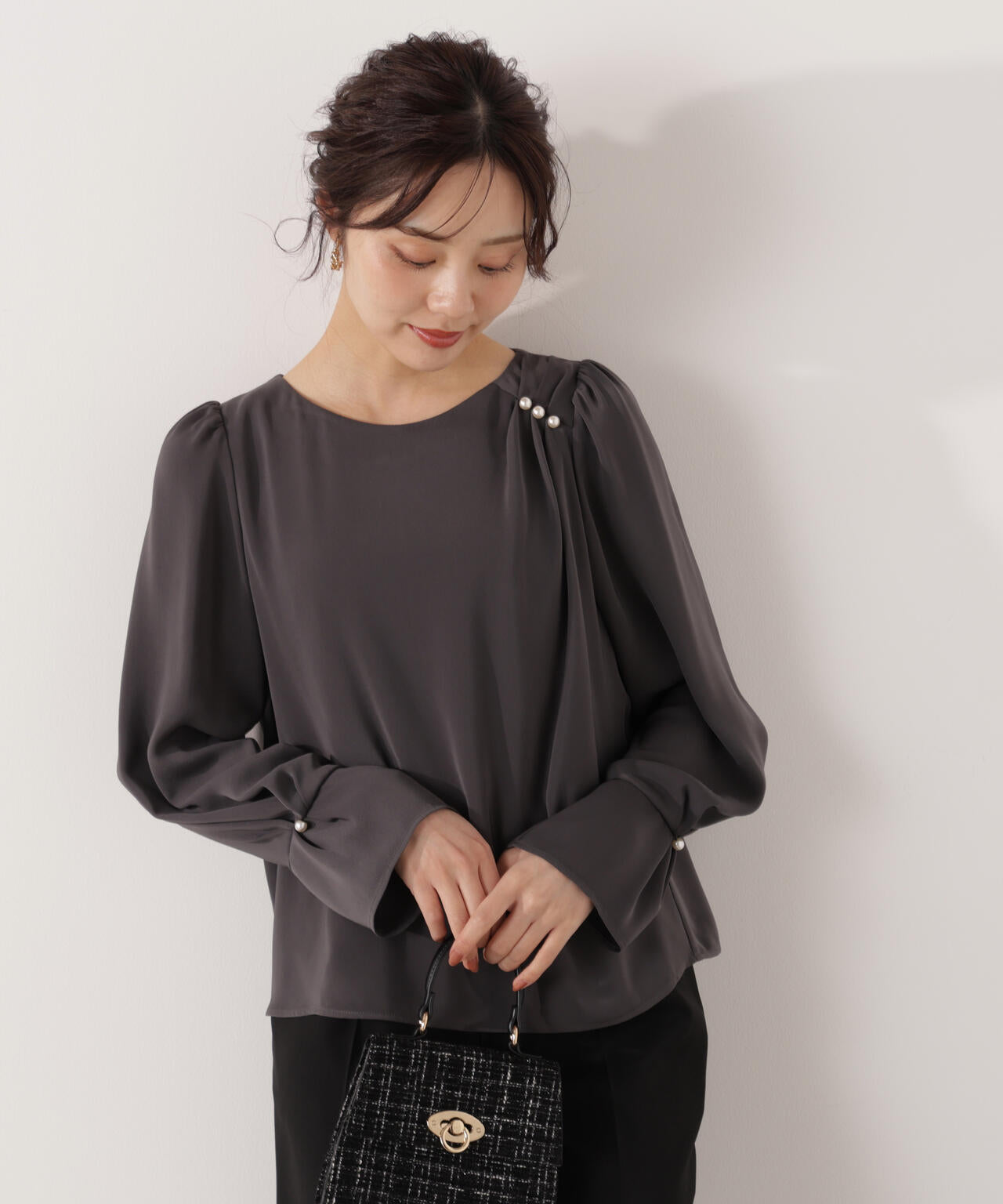パール付きニュアンスネックブラウス