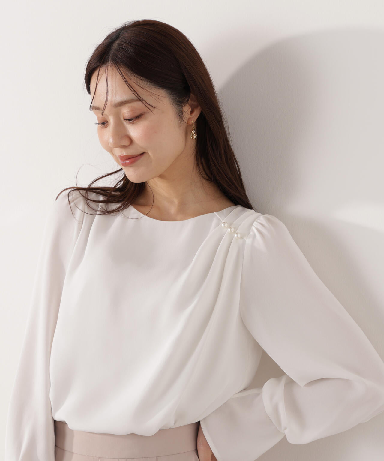 パール付きニュアンスネックブラウス