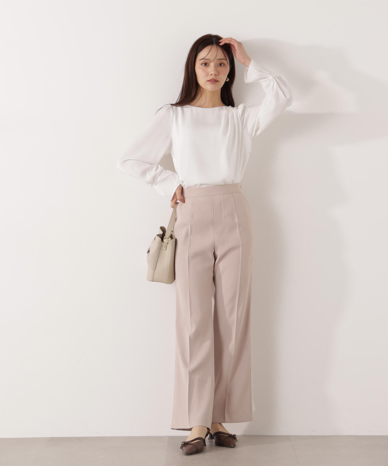 パール付きニュアンスネックブラウス