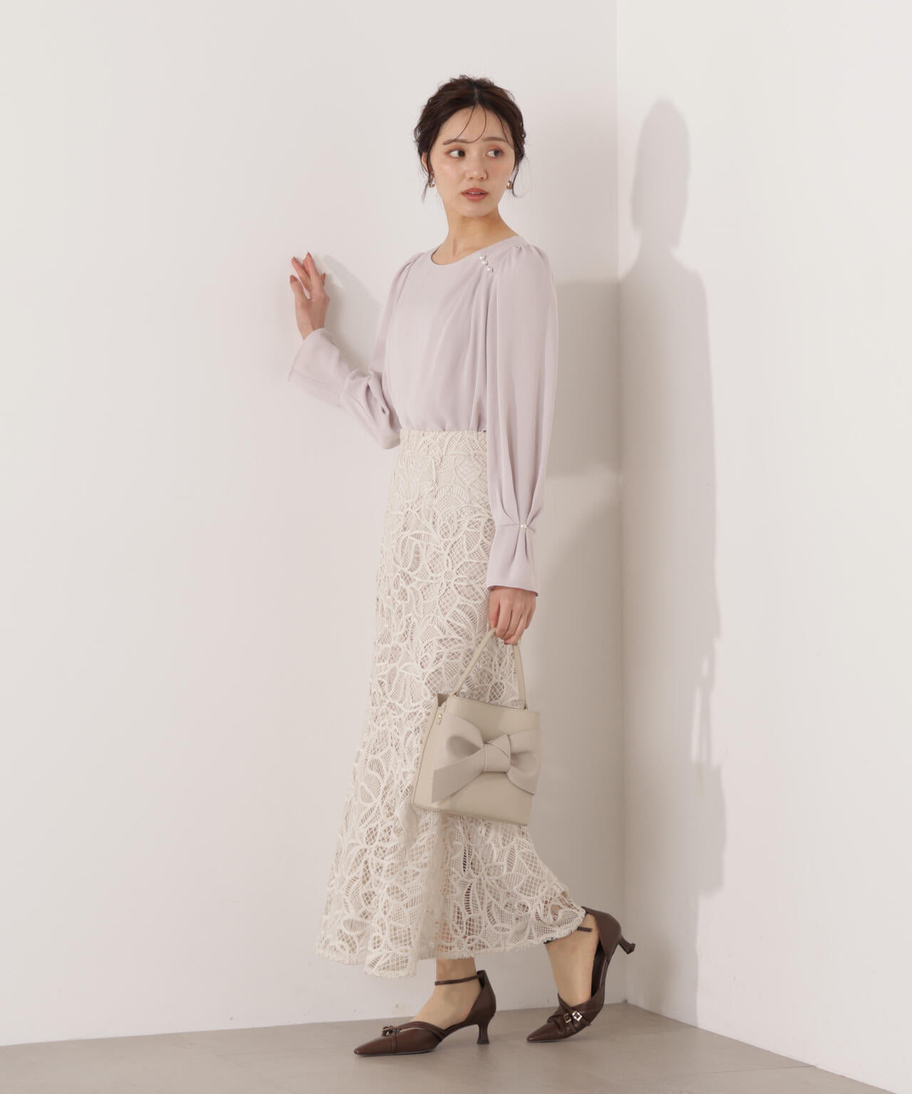 パール付きニュアンスネックブラウス