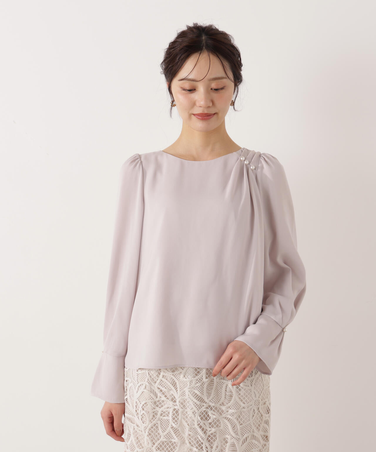 パール付きニュアンスネックブラウス