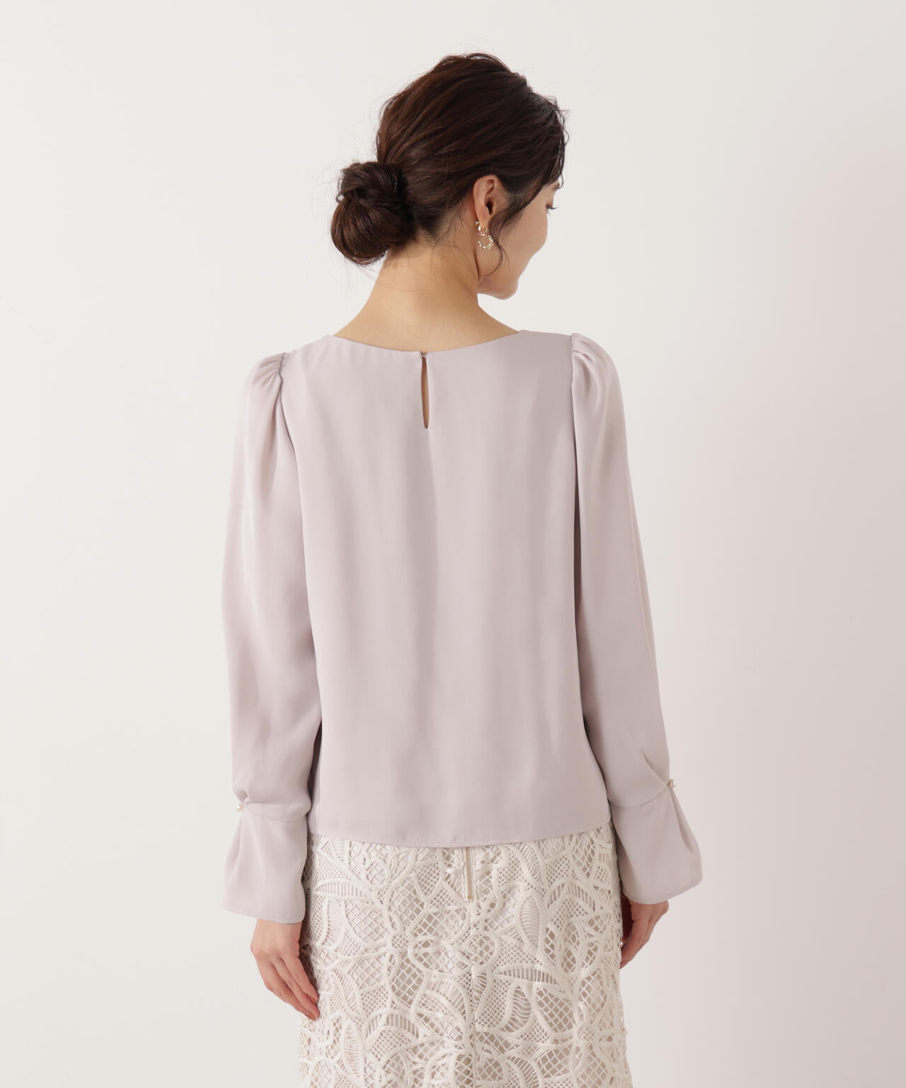 パール付きニュアンスネックブラウス