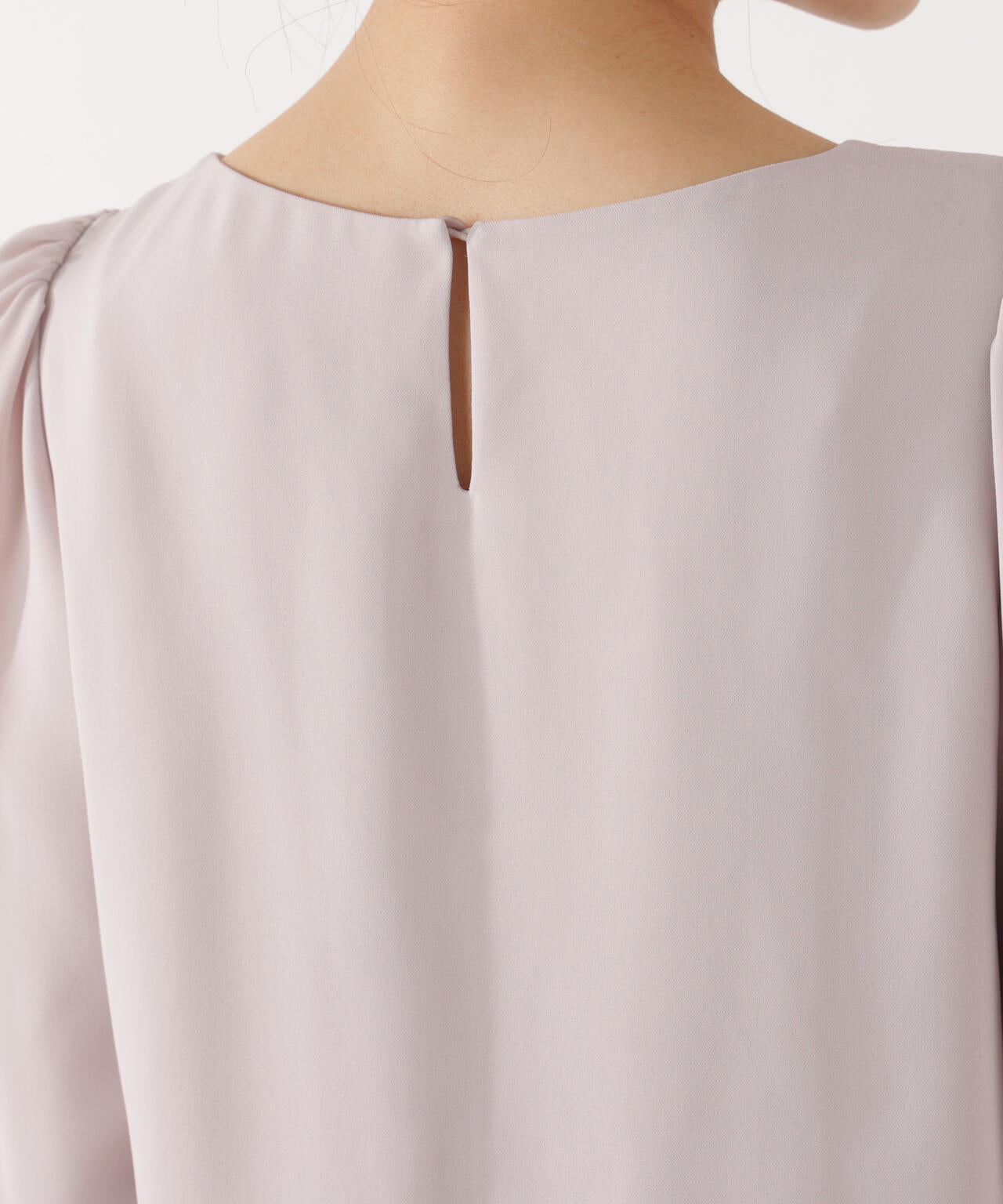 パール付きニュアンスネックブラウス