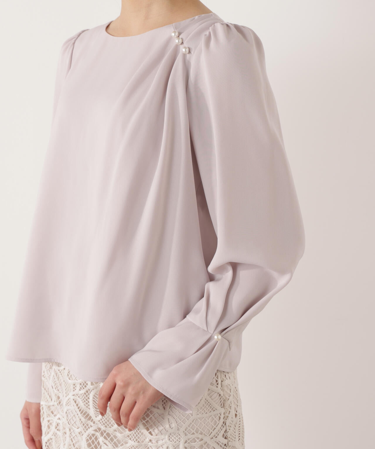 パール付きニュアンスネックブラウス