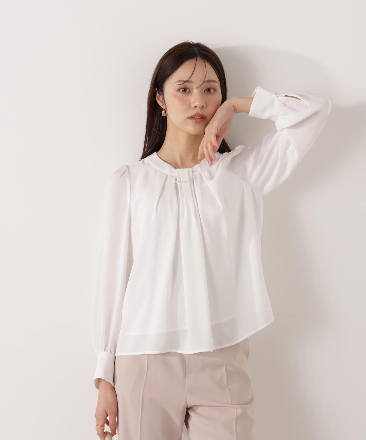 パール付きベーシックブラウス