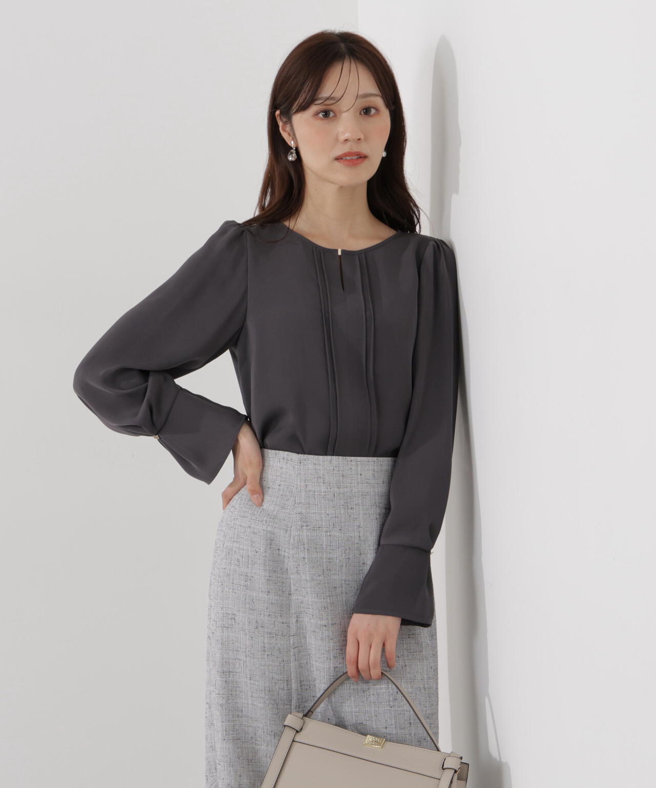 ピンタックブラウス