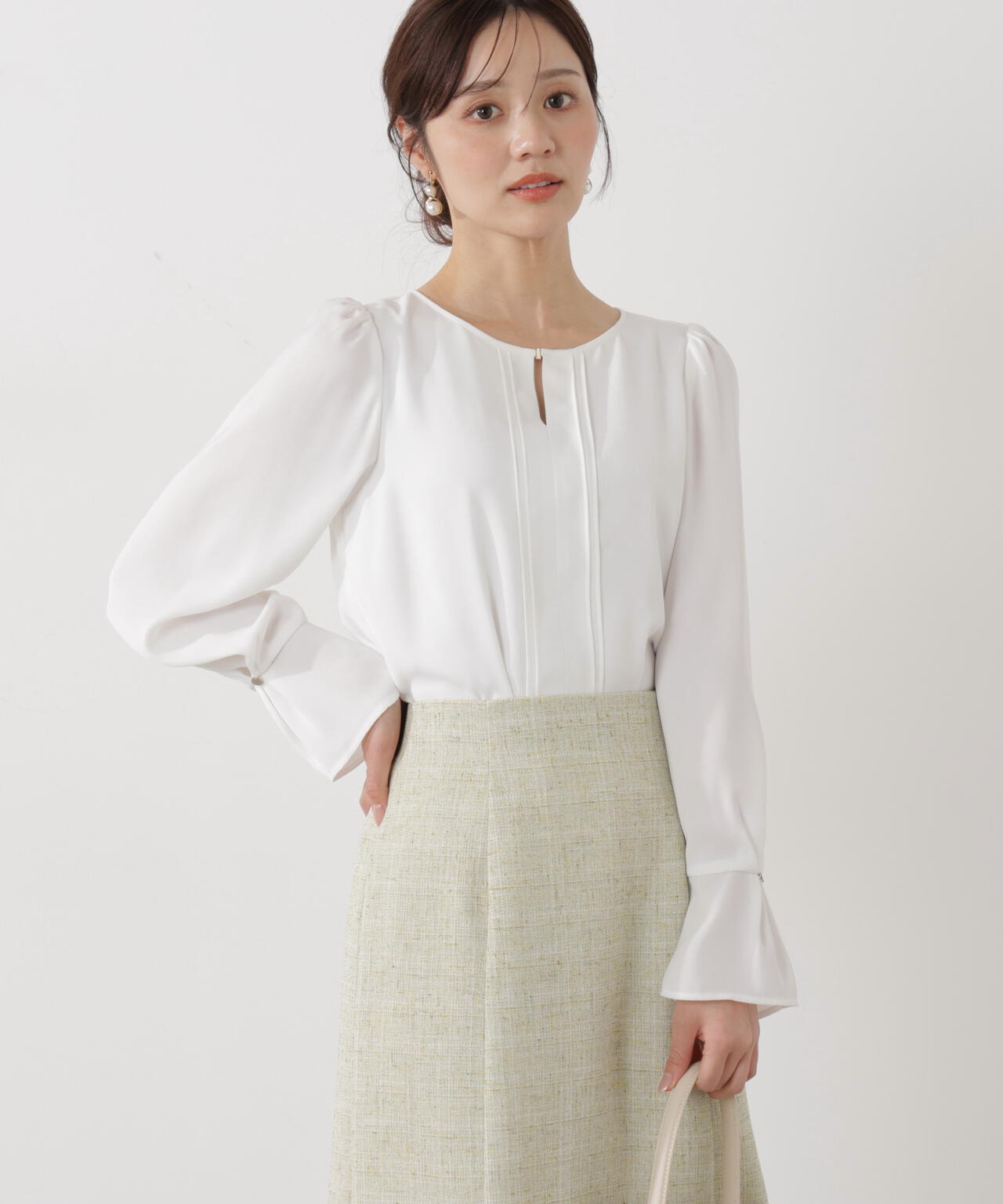 ピンタックブラウス