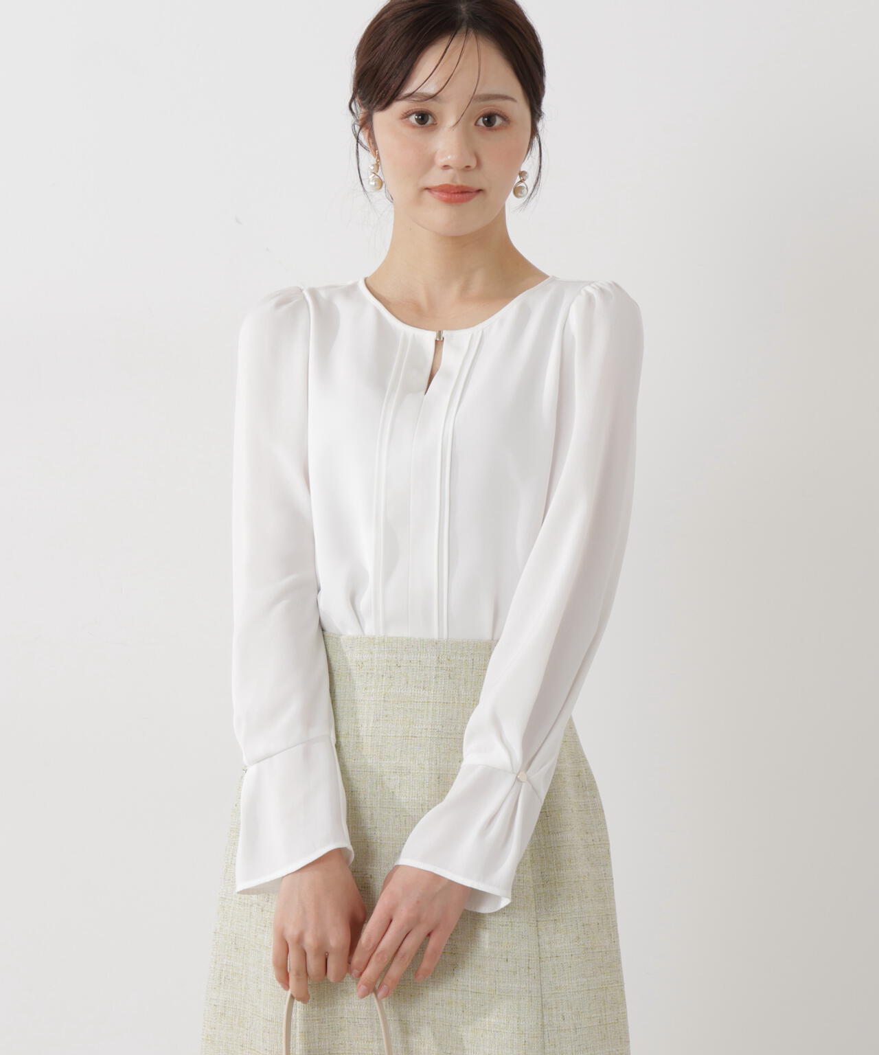 ピンタックブラウス