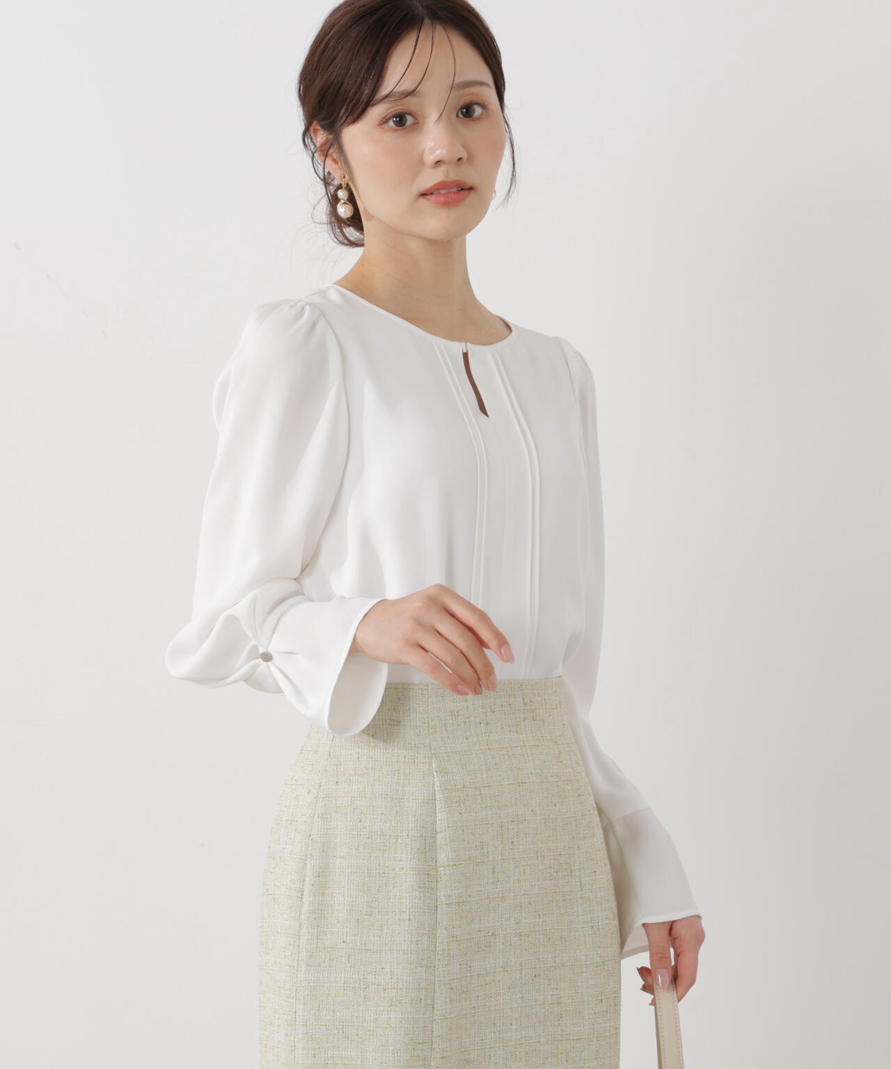 ピンタックブラウス