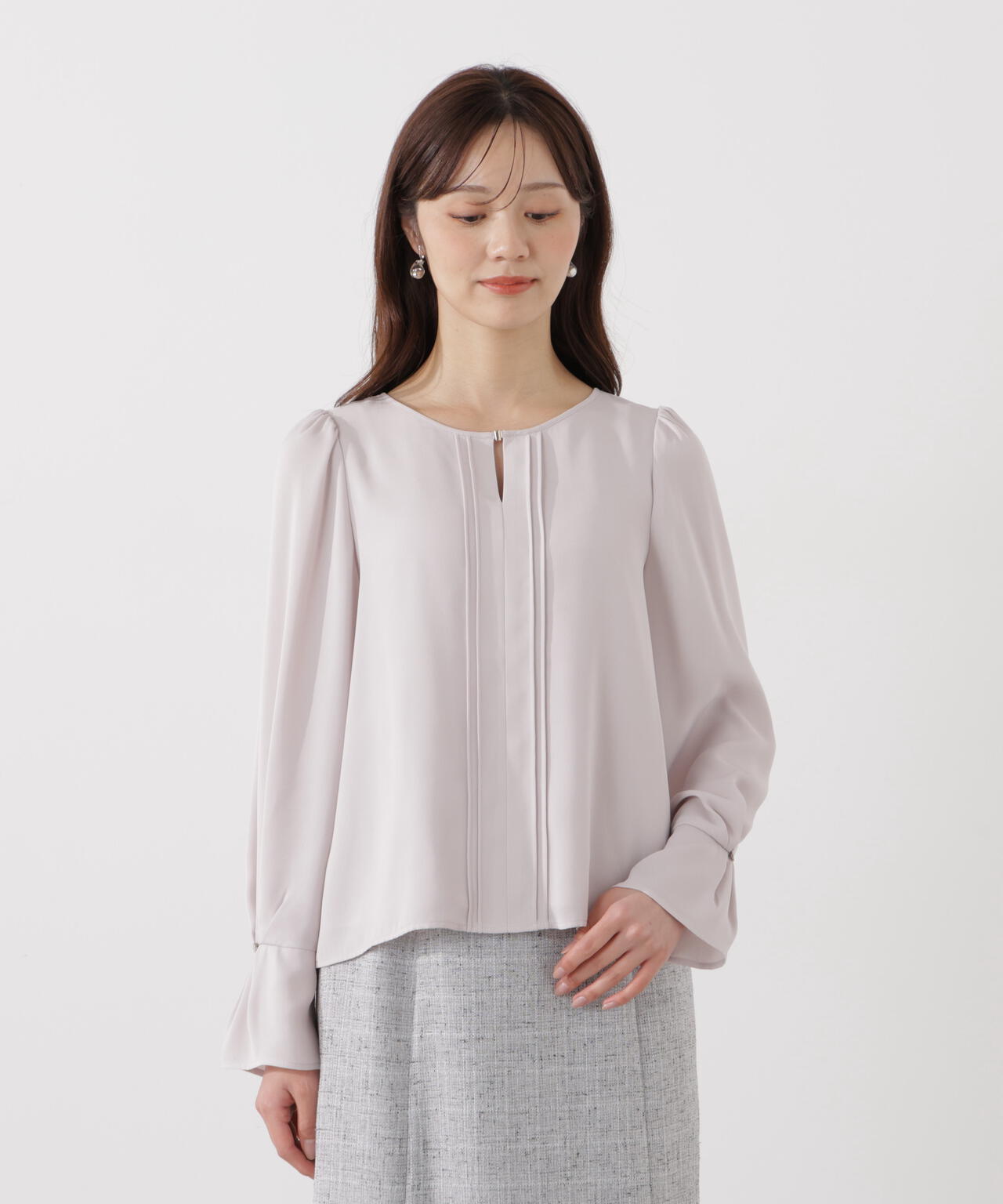 ピンタックブラウス