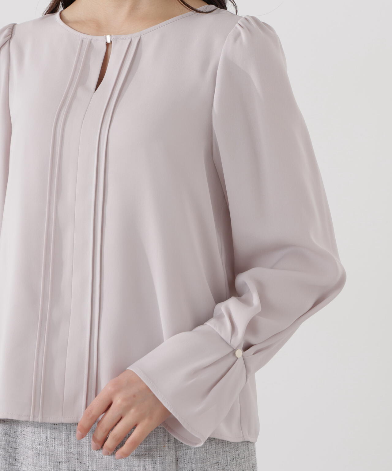 ピンタックブラウス