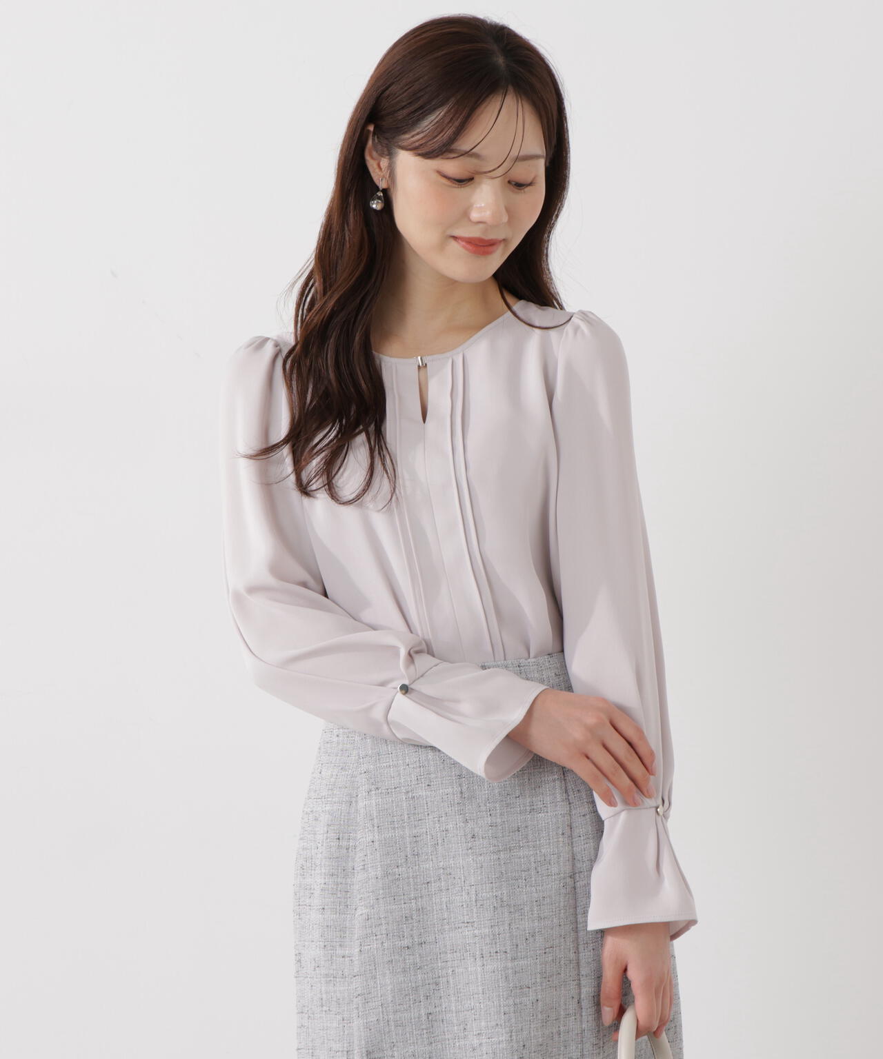 ピンタックブラウス