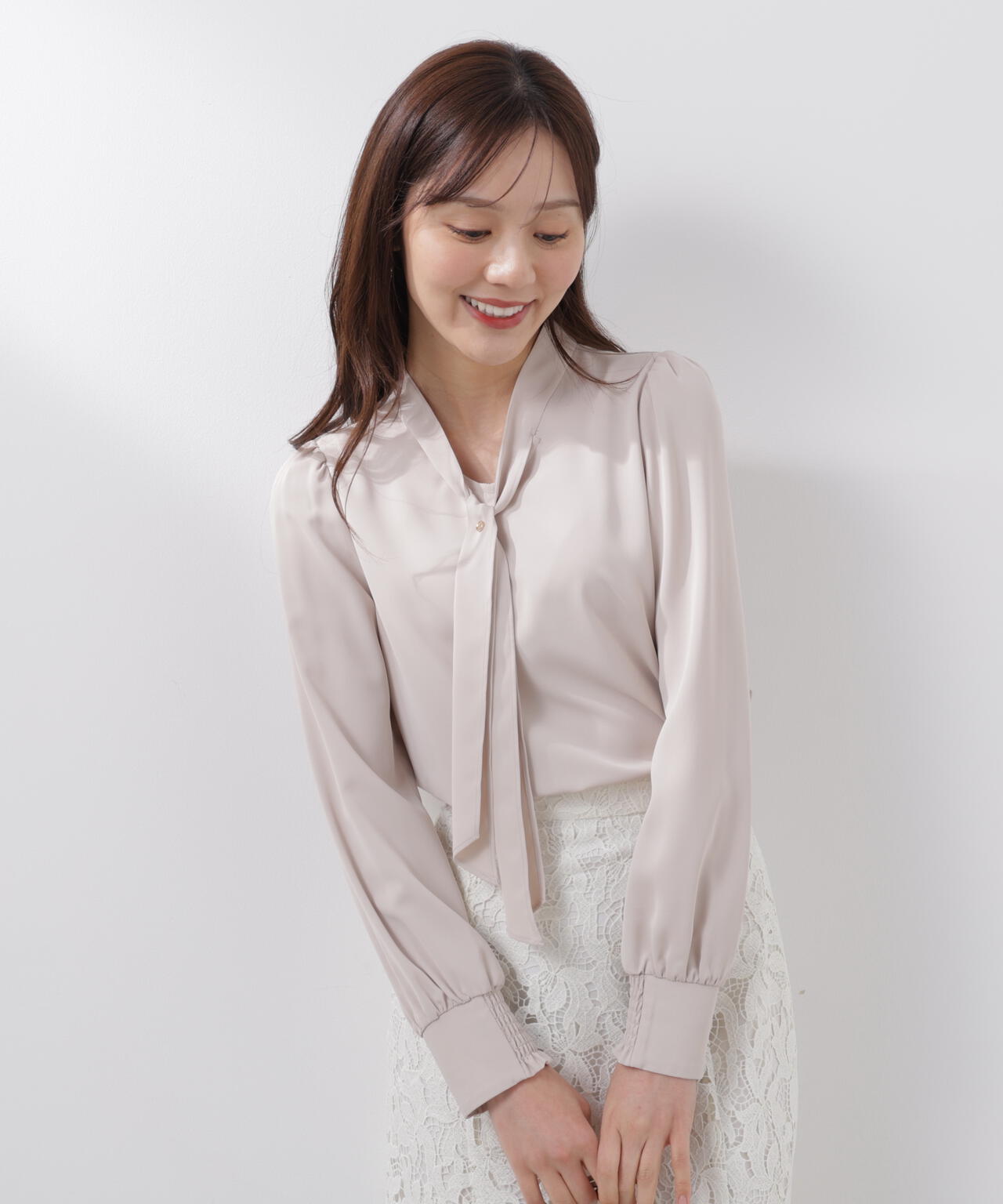 ＜ウォッシャブル＞キラ釦ボウタイブラウス