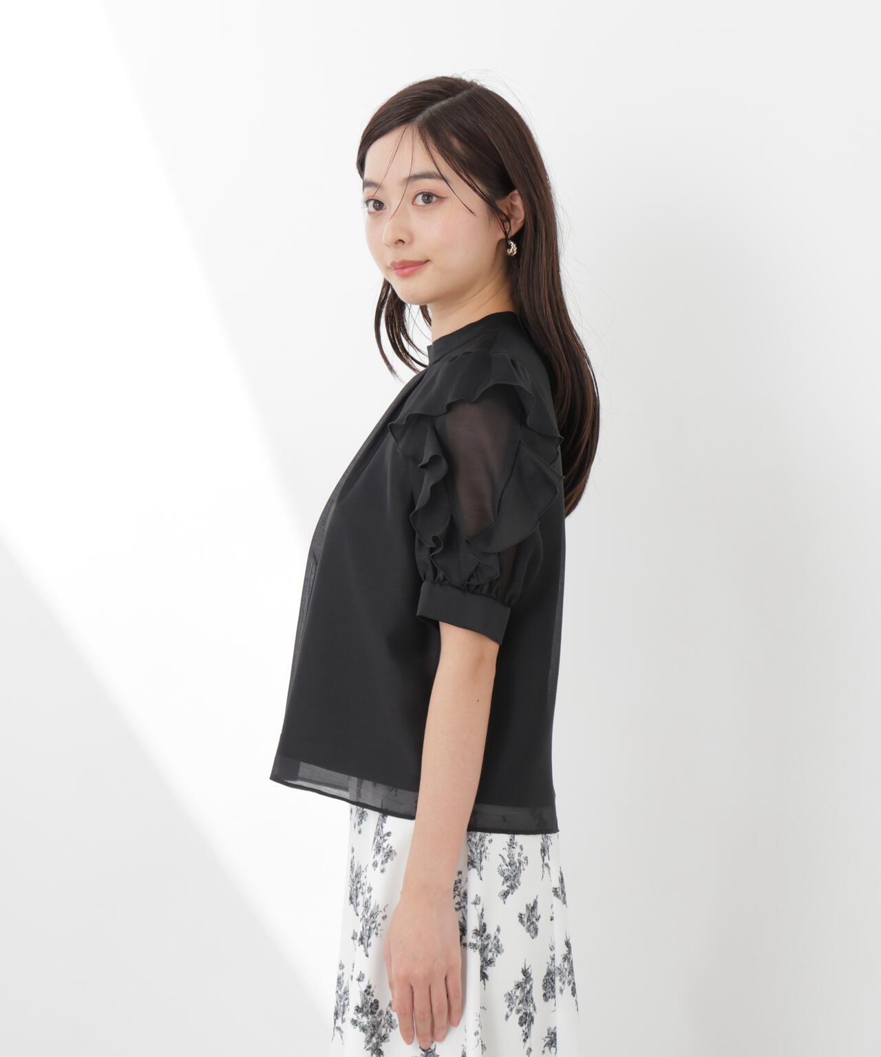 【6/5～6/7 オンライン限定2buy10%OFF対象】＜ウォッシャブル＞フリルスリーブタックブラウス