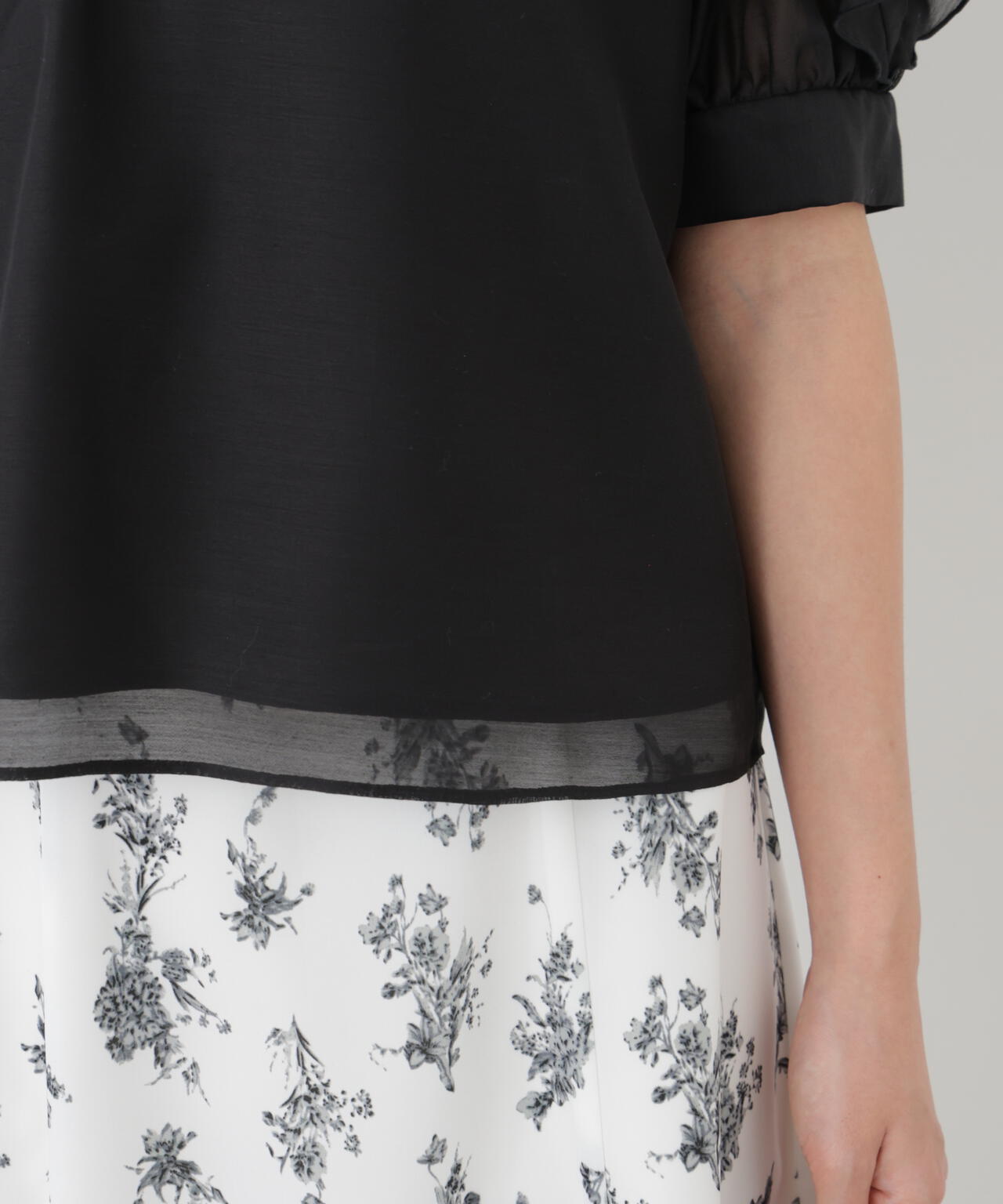 【6/5～6/7 オンライン限定2buy10%OFF対象】＜ウォッシャブル＞フリルスリーブタックブラウス