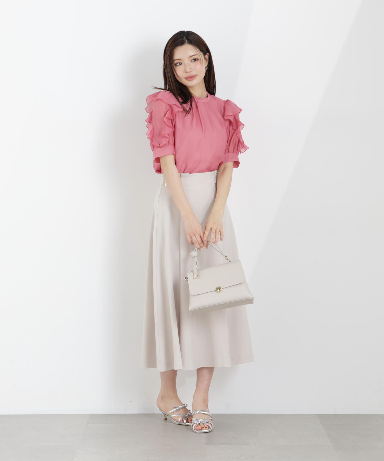 【6/5～6/7 オンライン限定2buy10%OFF対象】＜ウォッシャブル＞フリルスリーブタックブラウス