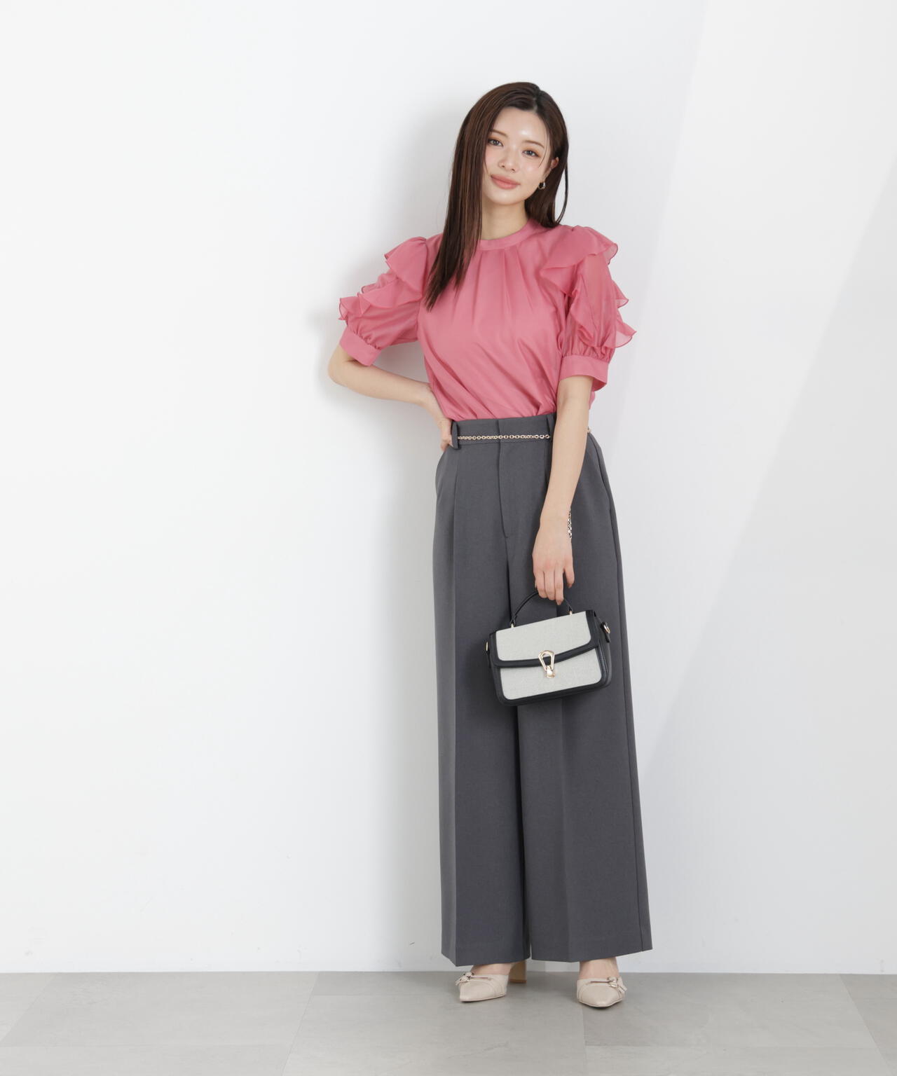 【6/5～6/7 オンライン限定2buy10%OFF対象】＜ウォッシャブル＞フリルスリーブタックブラウス