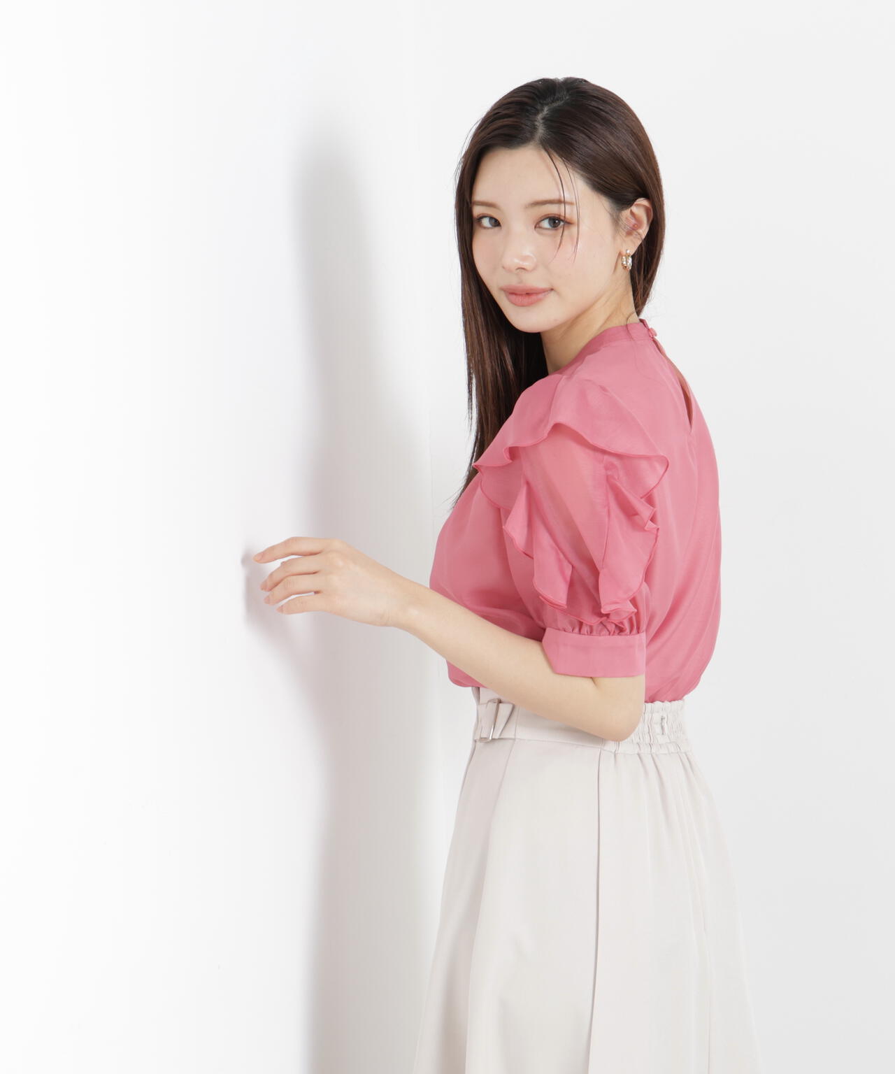 【6/5～6/7 オンライン限定2buy10%OFF対象】＜ウォッシャブル＞フリルスリーブタックブラウス