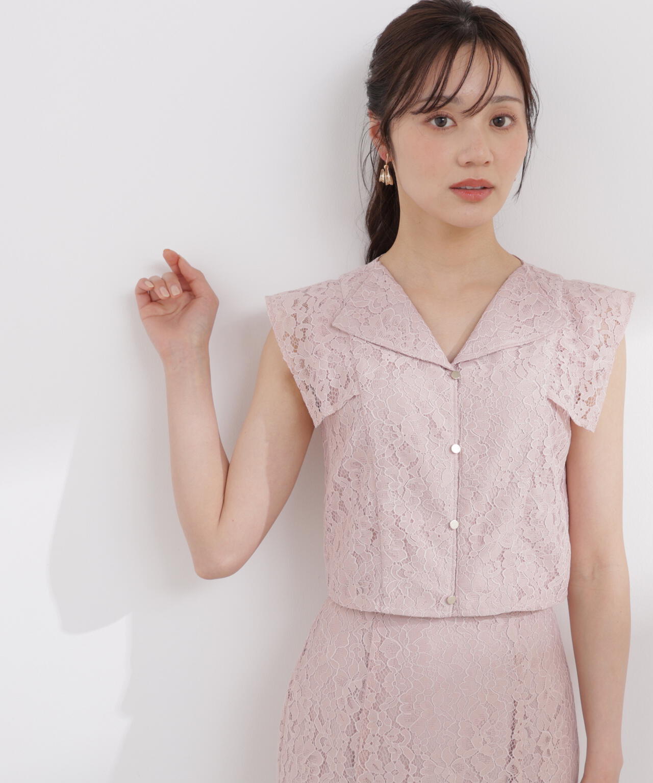加藤栞さん着用＞衿付きレースブラウス | PROPORTION BODY DRESSING