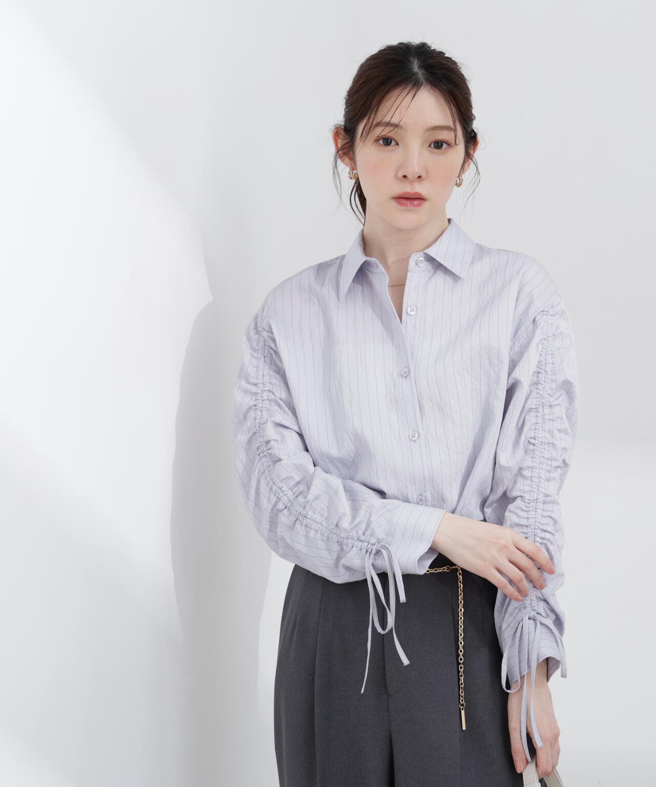 加藤栞さん着用＞〈a/mie〉ドロストスリーブシャツ | PROPORTION BODY