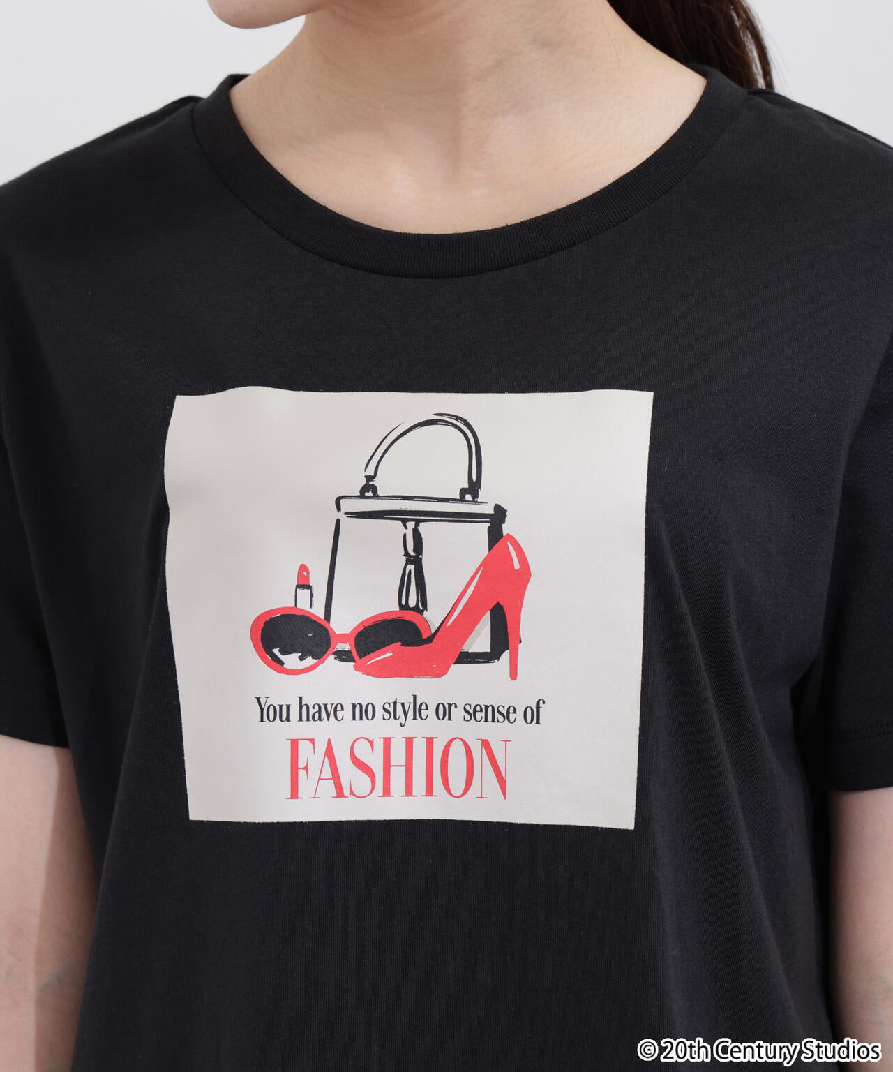 PRADA ブラック Tシャツ　日曜で出品消します プラダを着た悪魔／フロントプリントコンパクトTシャツ | PROPORTION