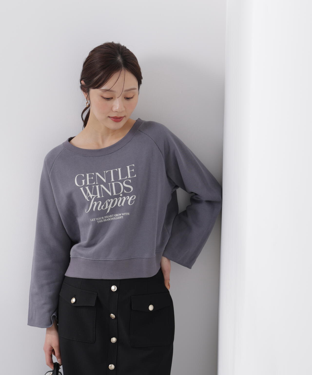 ＜ウォッシャブル＞〈a/mie〉ラグランロゴトップス