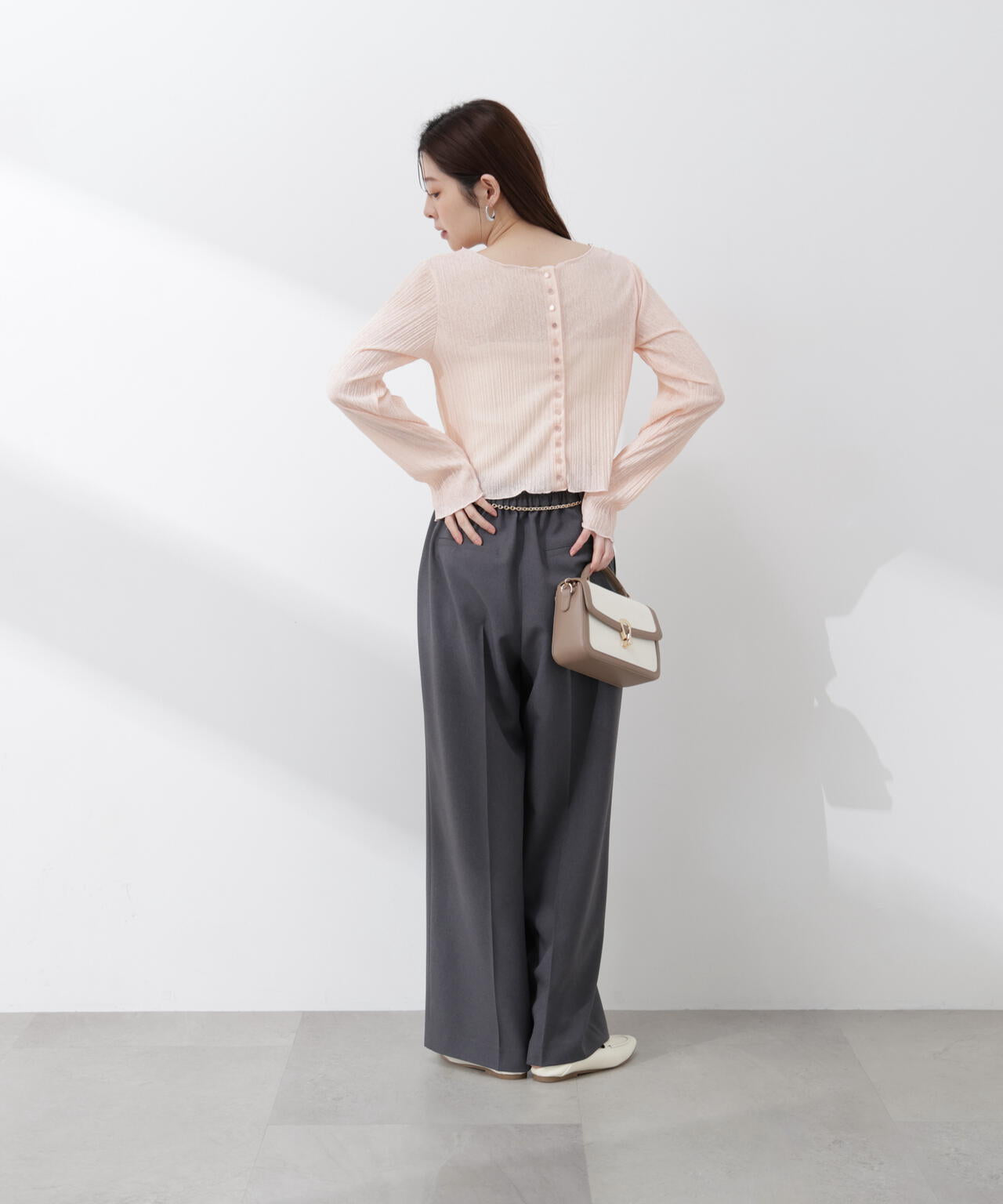 【6/5～6/7 オンライン限定2buy10%OFF対象】＜加藤栞さん着用＞〈a/mie〉前後2wayプリーツカットソーカーディガン