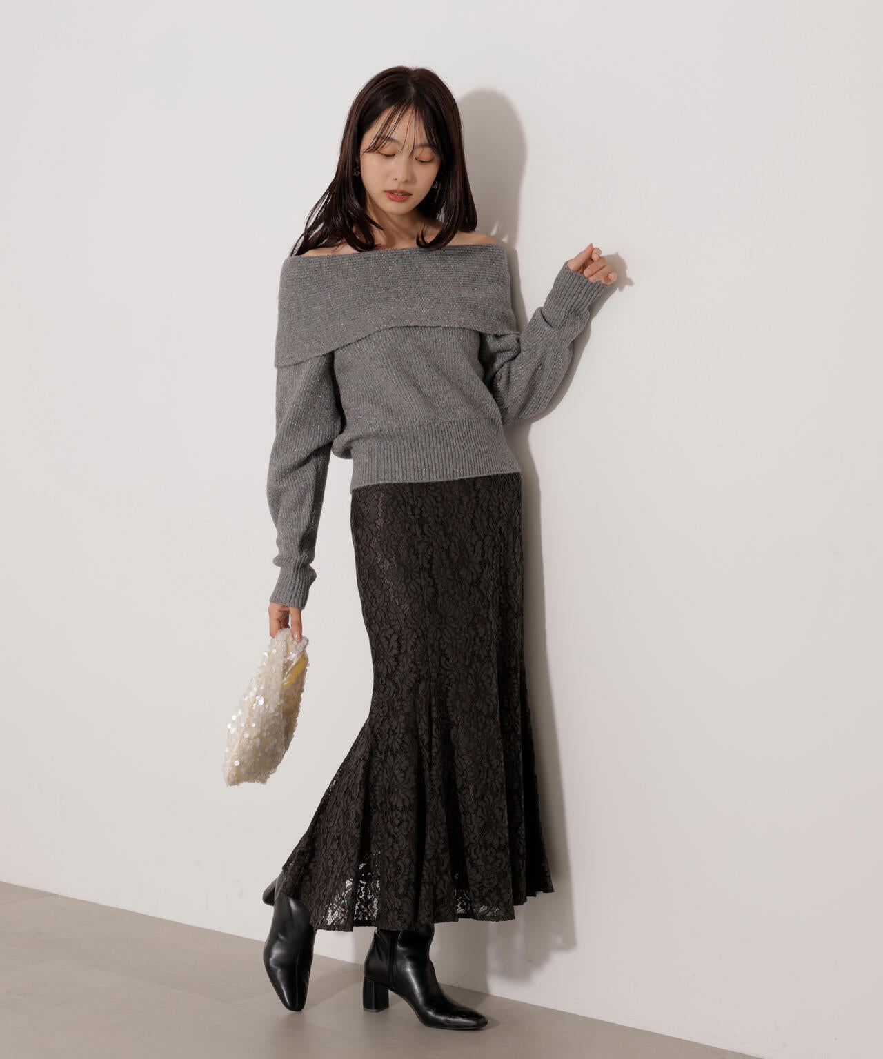 ラメ入りオフショルニット