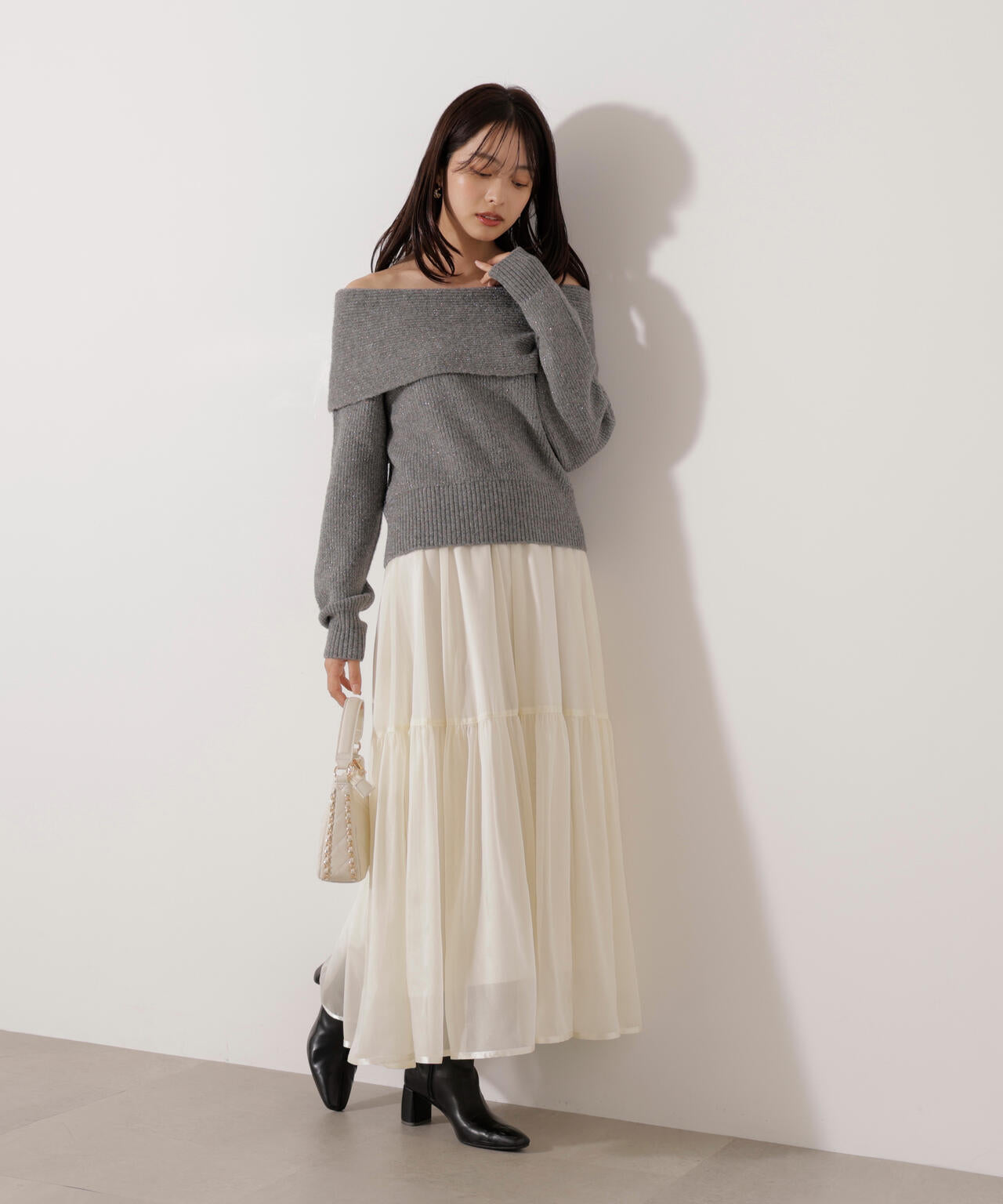 ラメ入りオフショルニット