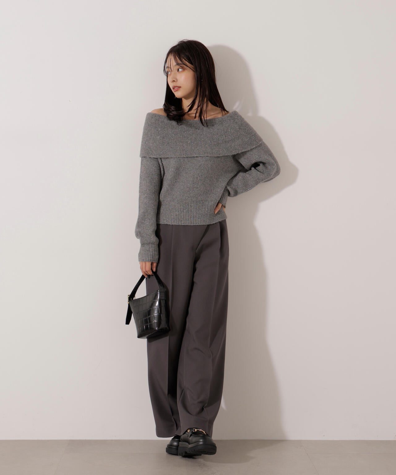 ラメ入りオフショルニット