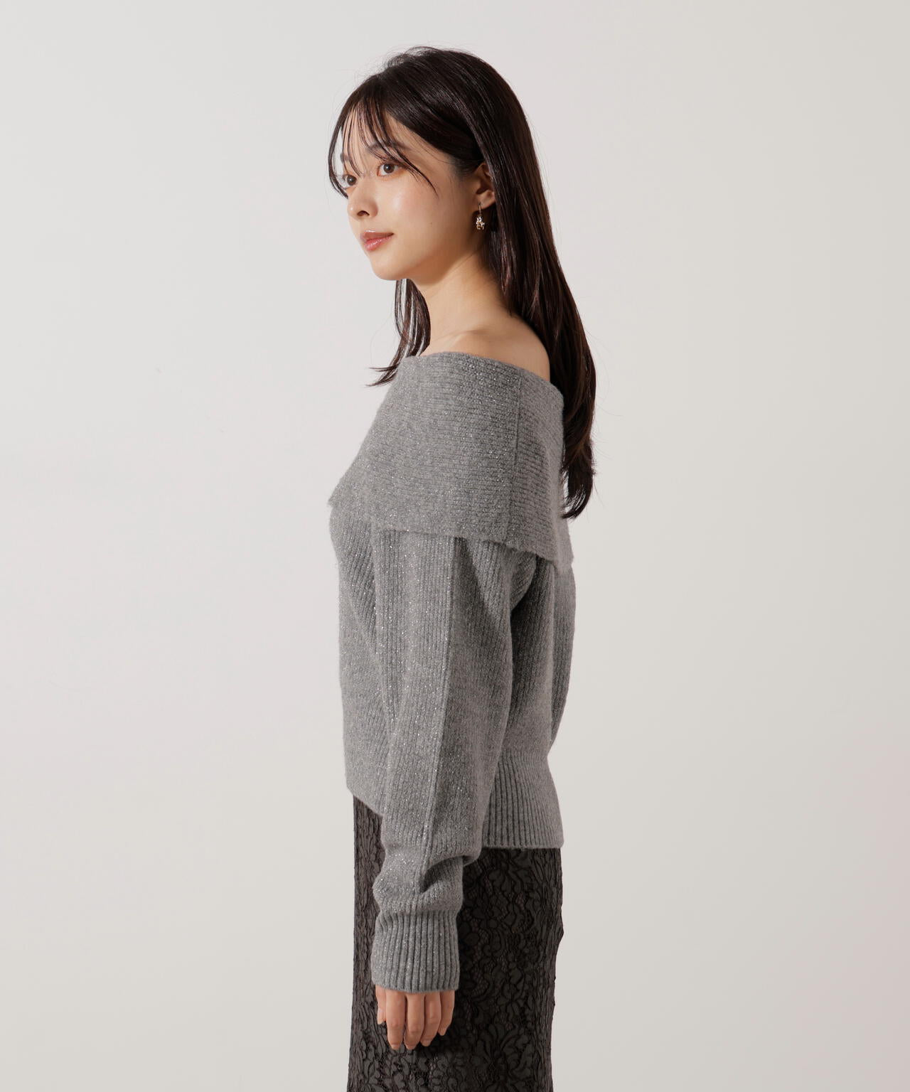 ラメ入りオフショルニット