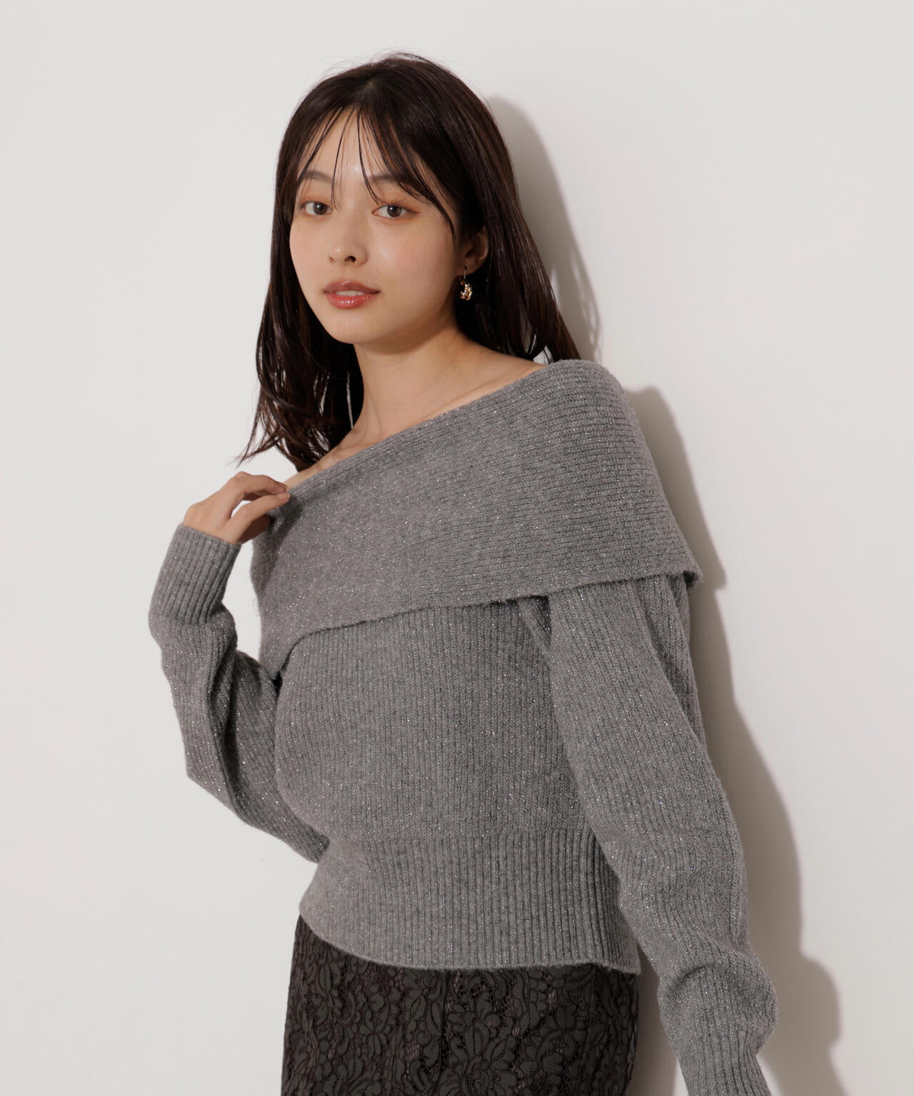 ラメ入りオフショルニット