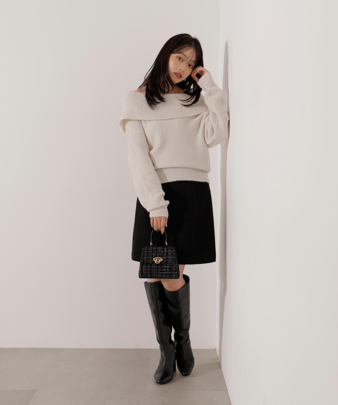 ラメ入りオフショルニット